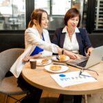 Business women working in the cafe